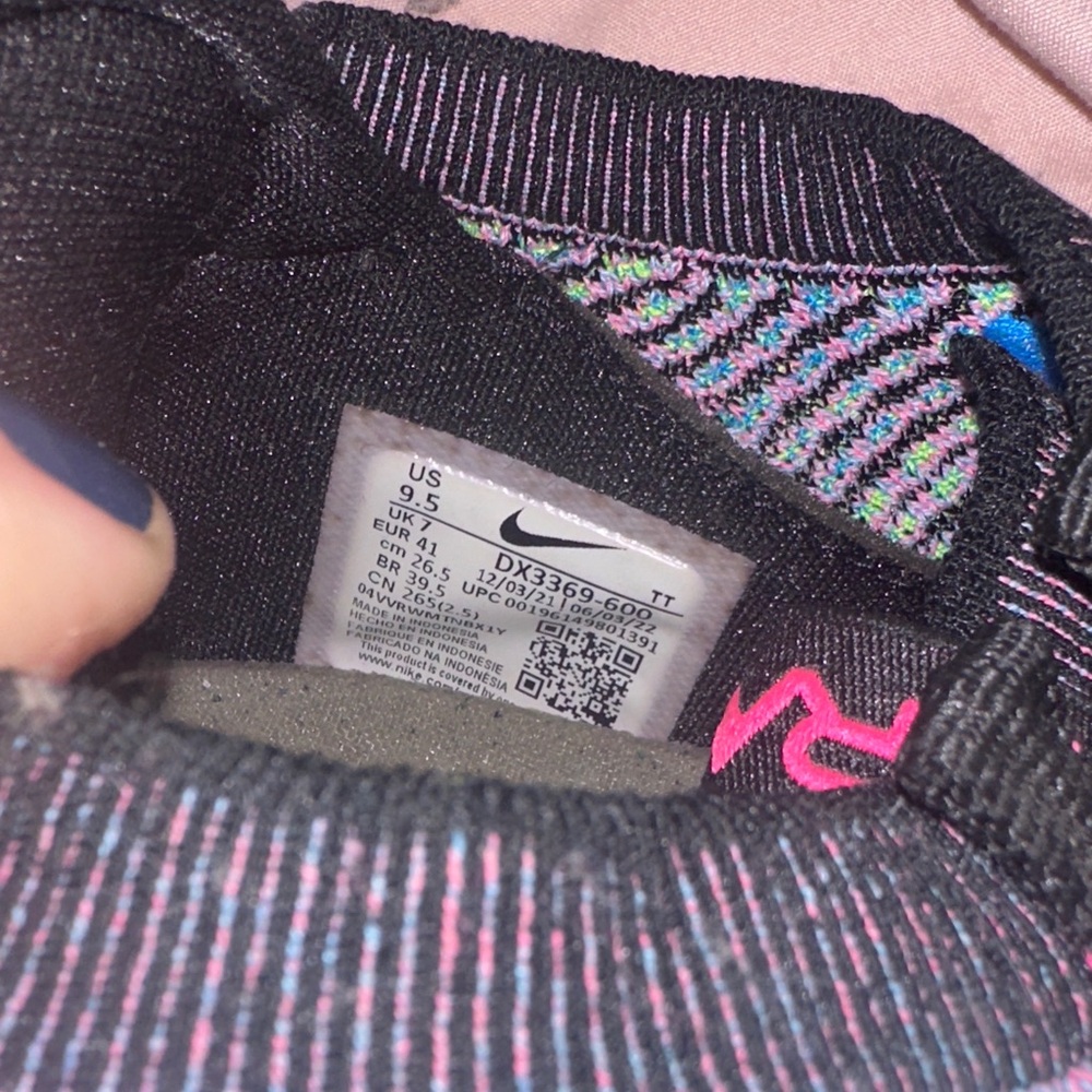 Nike Air VaporMax Flyknit with Blue and Pink Accents - Picture 11 of 11